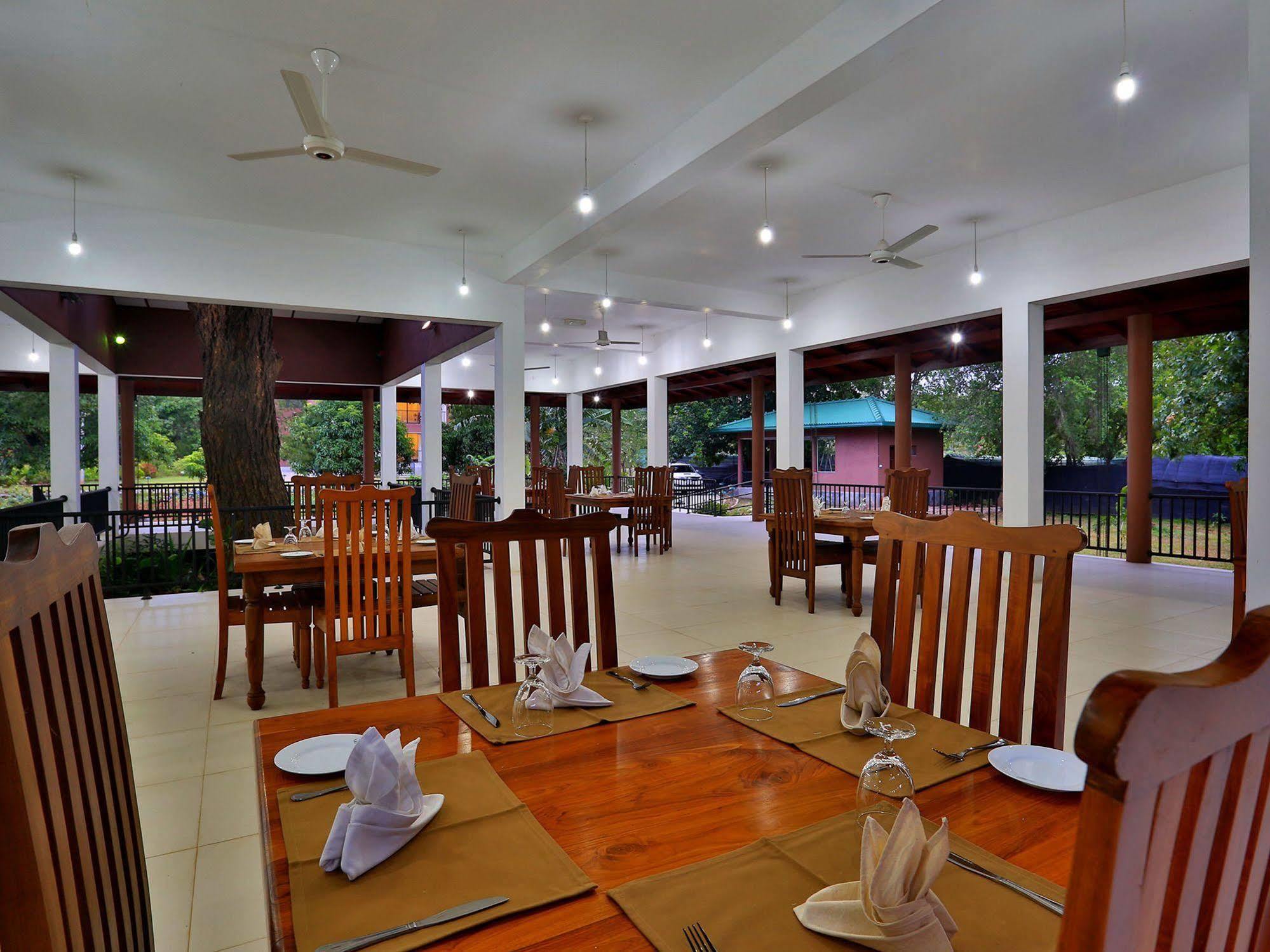 Grand & Gangula Hotel Dambulla Buitenkant foto